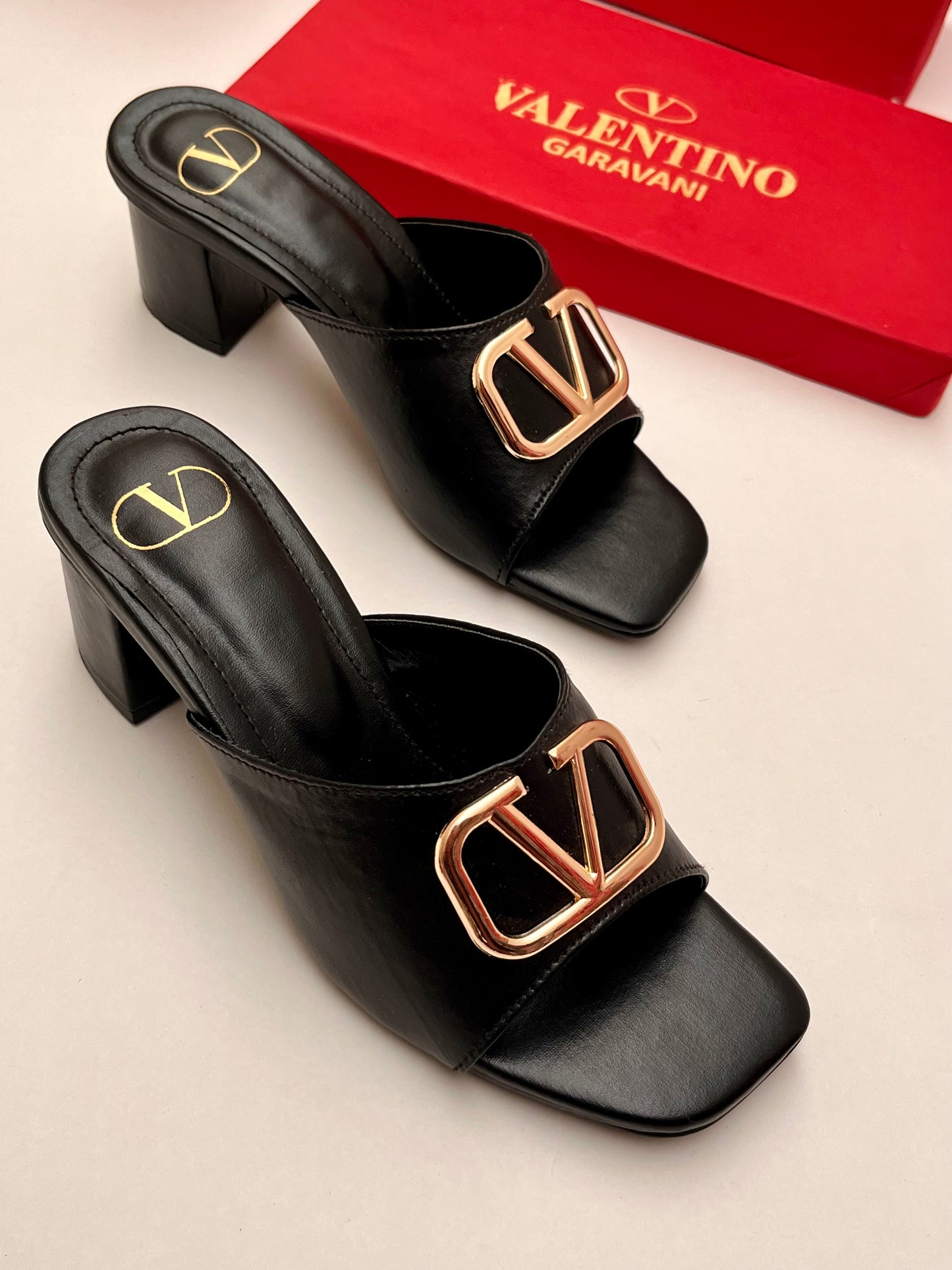 V LOGO BLOCK HEEL