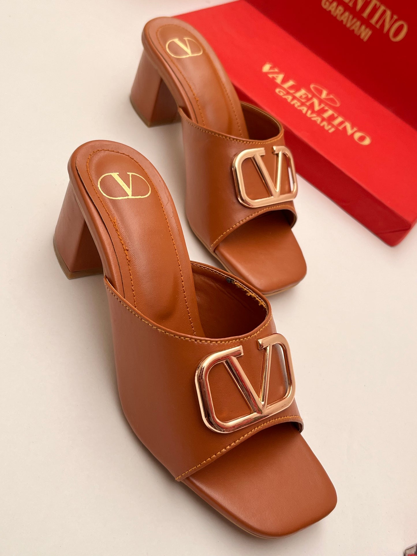 V LOGO BLOCK HEEL