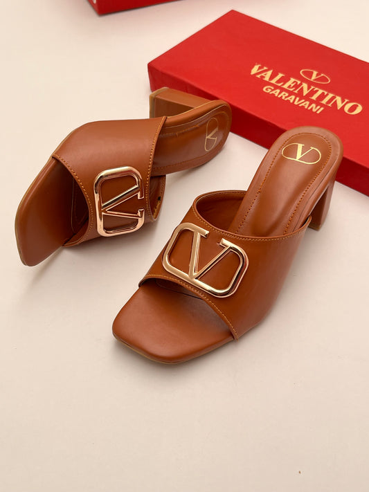 V LOGO BLOCK HEEL