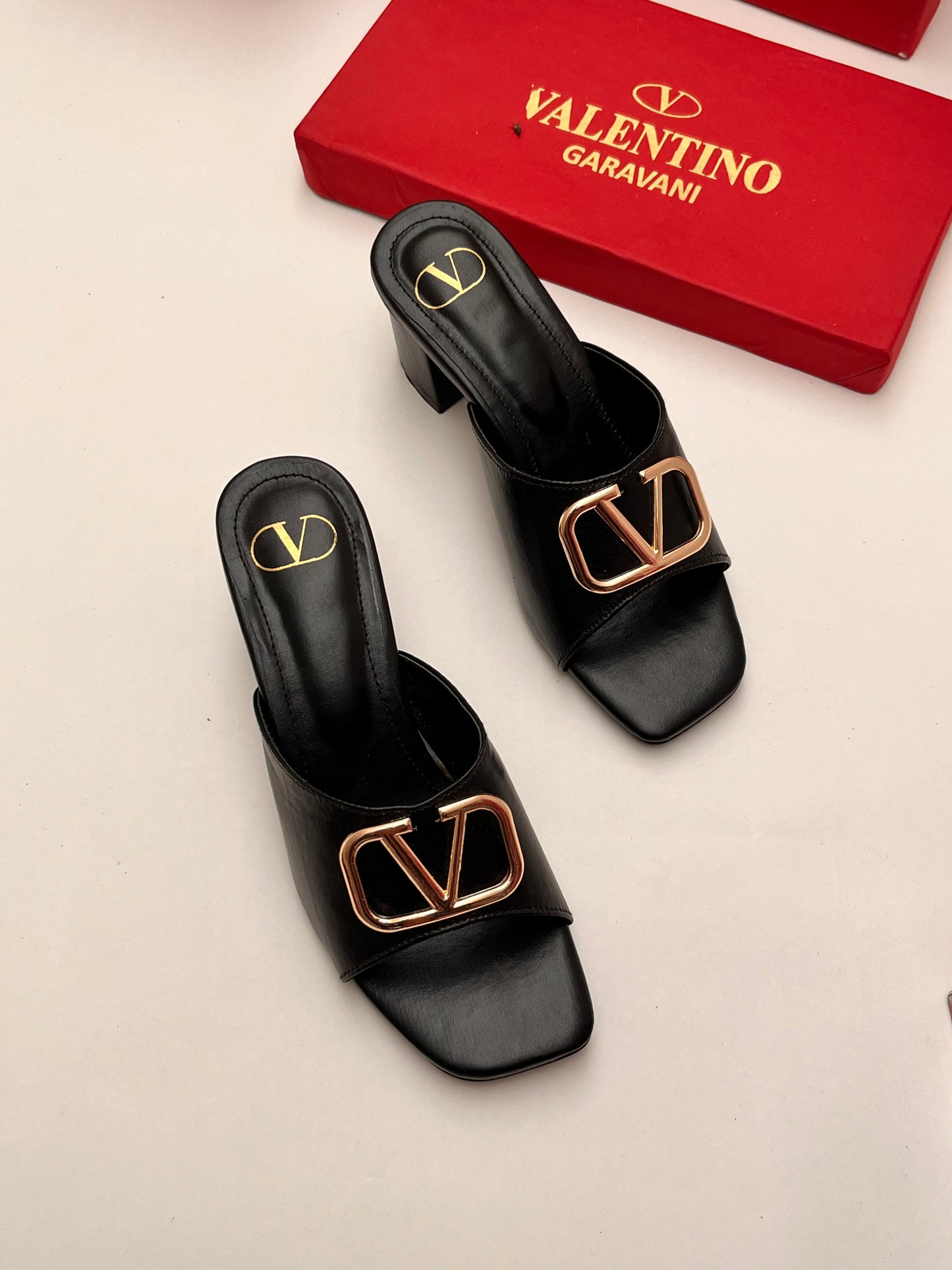 V LOGO BLOCK HEEL
