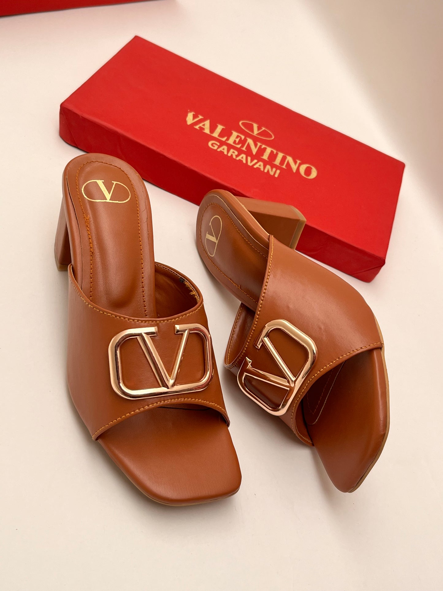 V LOGO BLOCK HEEL