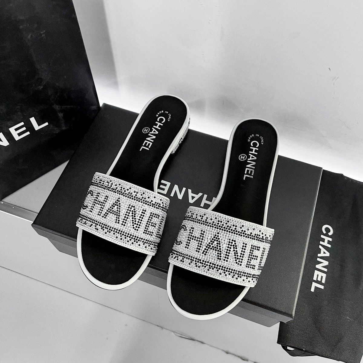 SUMMER RHINESTONE SLIDES