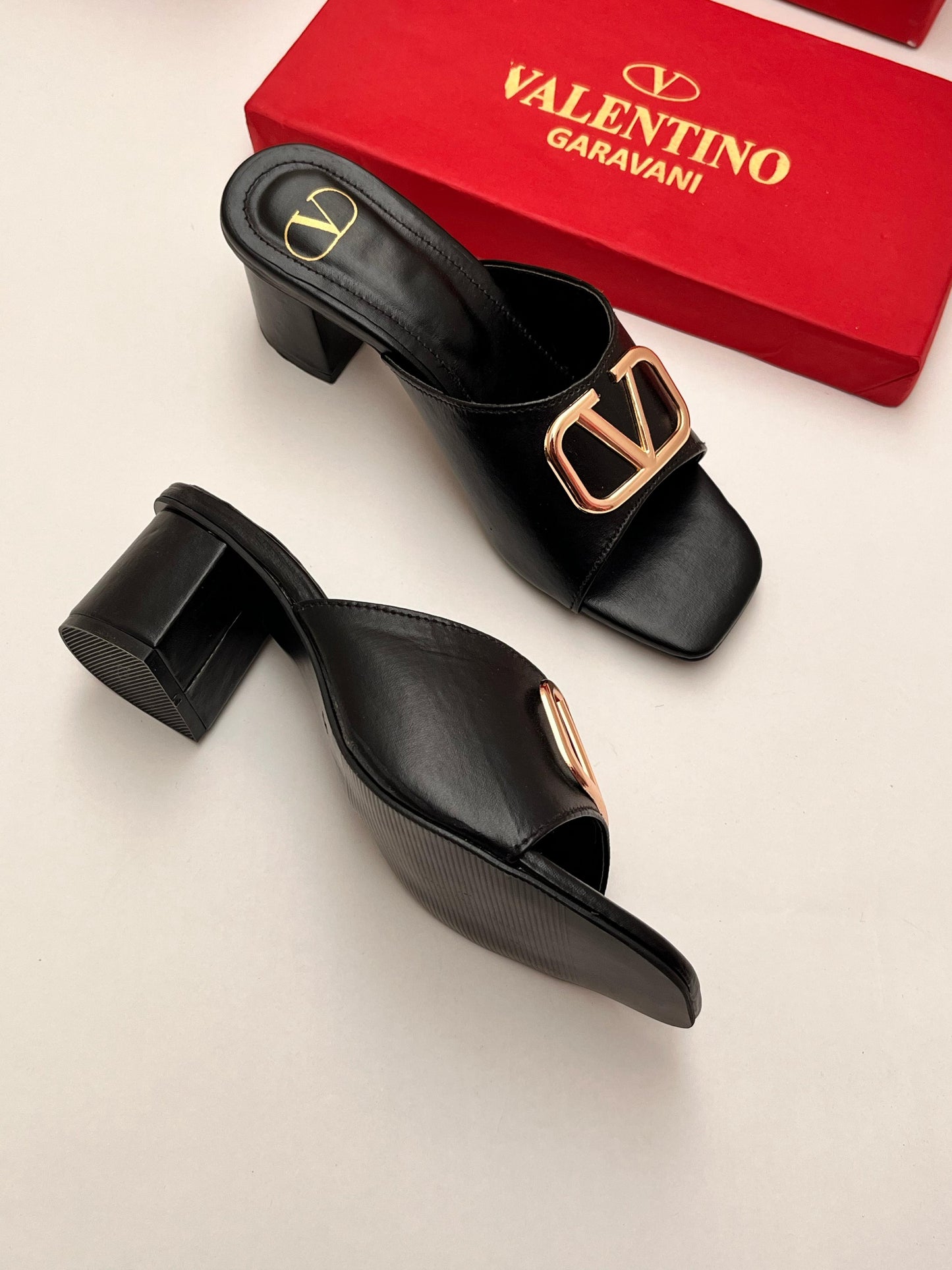 VLOGO SIGNATURE BLOCK HEELS