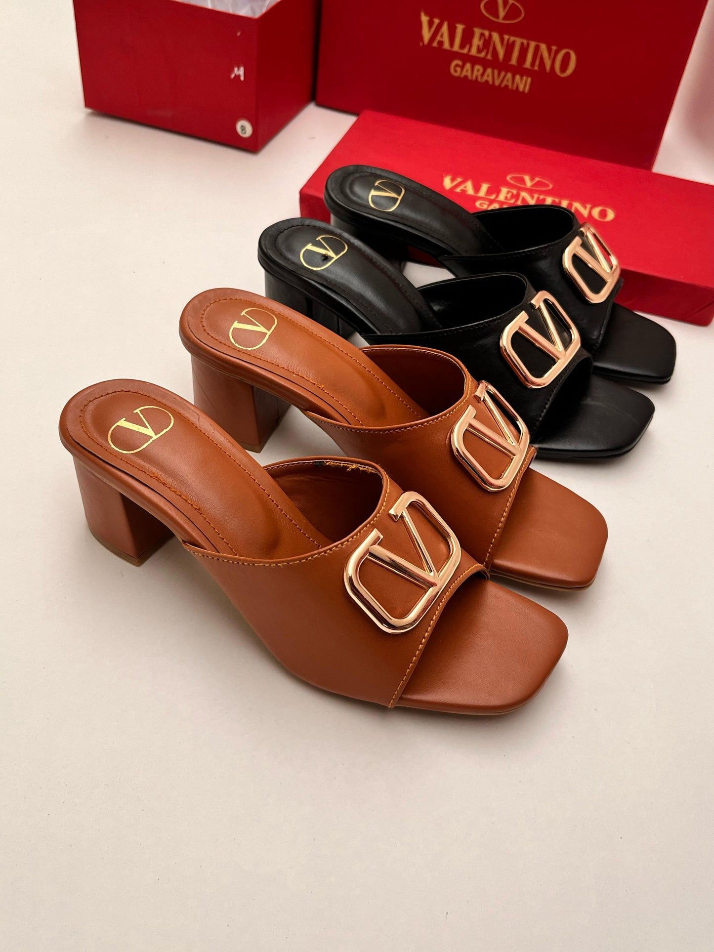 VLOGO SIGNATURE BLOCK HEELS