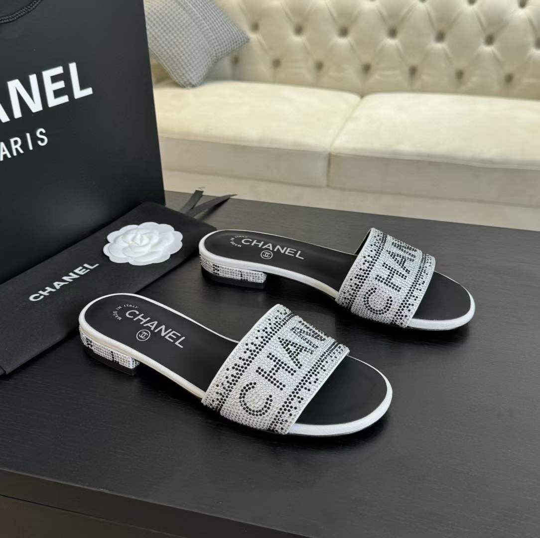 SUMMER RHINESTONE SLIDES